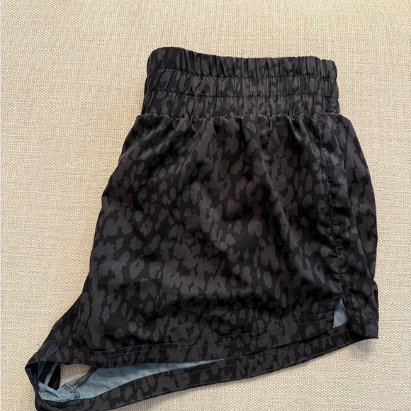 Women’s Varley Gray Animal Print Patterned Athletic Shorts size large - Picture 7 of 7